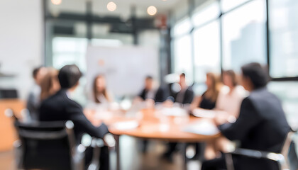 Fototapeta premium Moderner verschwommener Bürohintergrund mit Geschäftsleuten bei einer Besprechung und Arbeitsplätzen