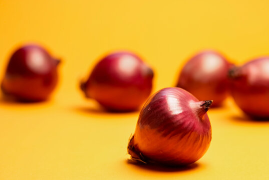 rote Zwiebeln auf gelbem Hintergrund