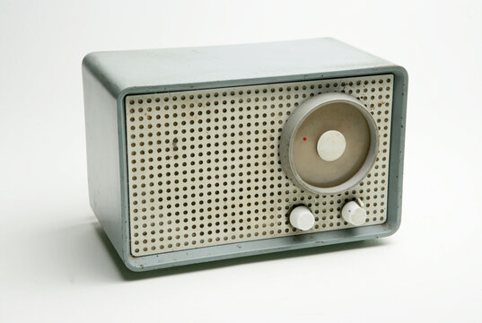 Haus aus Streichh&ouml;lzern auf gr&uuml;nem Hintergrund