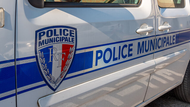 Fontenay-sous-Bois, France - 22 mars 2026: Marquage "Police municipale" &eacute;crit en fran&ccedil;ais sur le c&ocirc;t&eacute; d'un v&eacute;hicule de patrouille de la police municipale en France