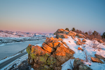 Obraz premium mountain lake in winter sunrise scenery - Horsetooth Reservoir and Centennial Road near Fort Collins, Colorado