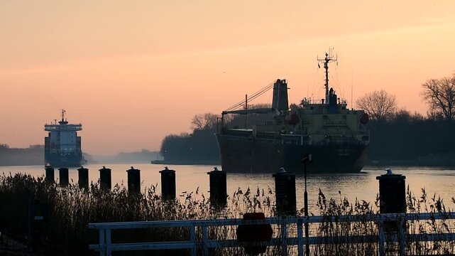 Frachter fahren bei Sonnenaufgang im Nord-Ostsee-Kanal