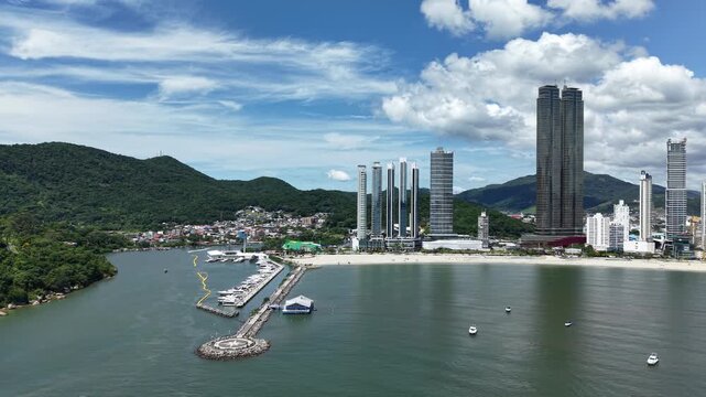 Balne&aacute;rio Cambori&uacute;, Santa Catarina, Brasil. Vista a&eacute;rea da orla de Balne&aacute;rio Cambori&uacute;.