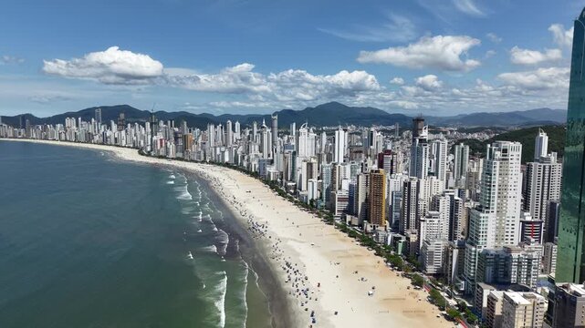 Balne&aacute;rio Cambori&uacute;, Santa Catarina, Brasil. Vista a&eacute;rea da orla de Balne&aacute;rio Cambori&uacute;.