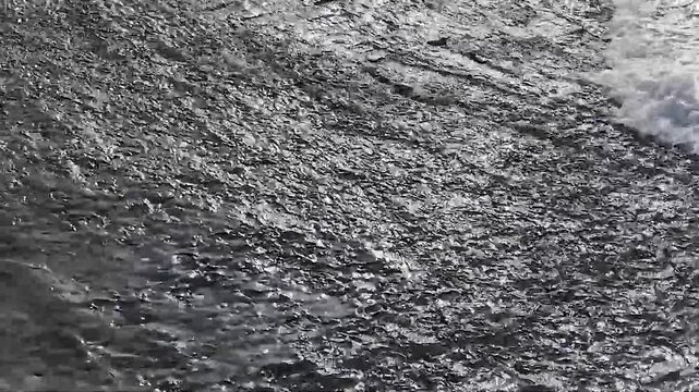 plan serr&eacute; sur une vague se brisant sur la c&ocirc;te