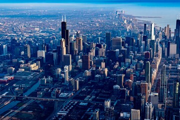 Obraz premium View of the downtown area of Chicago, IL during the early morning sunrise as seen from an airplane