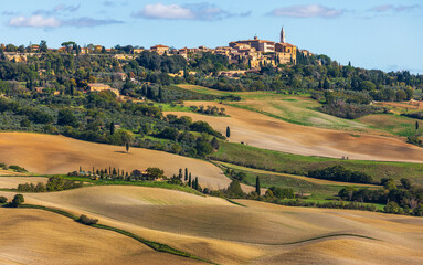 Naklejka premium Pienza historic village dominating rolling Tuscan hills and fields, Italy.