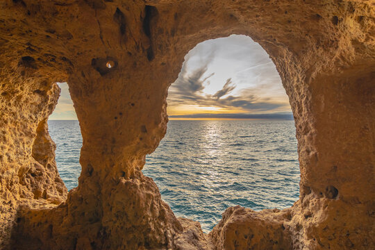 Coucher de soleil &agrave; la grotte de la poup&eacute;e &agrave; Carvoeiro en Algarve, Portugal.