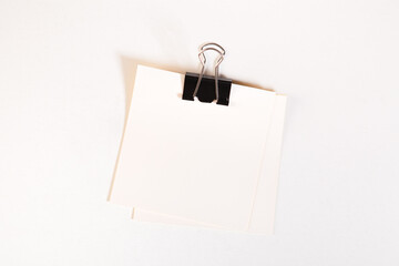 Naklejka premium Blank note paper with yellow clip on white background, stock photo