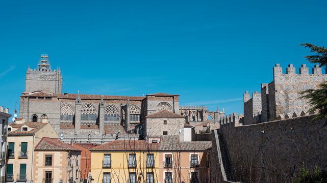 Torreones de la puerta del Alc&aacute;zar en las murallas medievales y catedral g&oacute;tica siglo XII de Avila, Espa&ntilde;a
