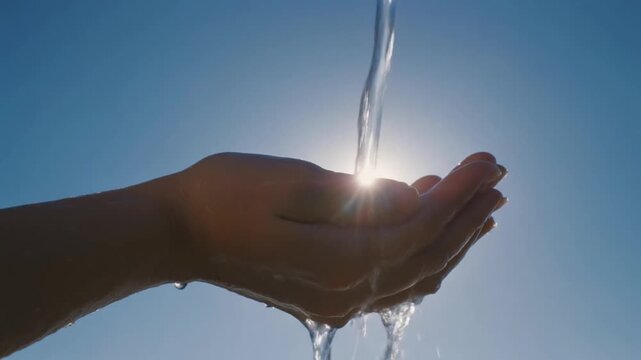 Wasser fliesst &uuml;ber H&auml;nde 
