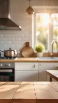 Holztisch in heller K&uuml;che mit Sonnenlicht