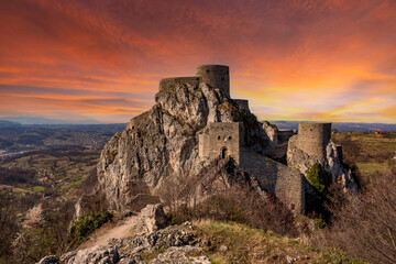 Fototapeta premium Medieval Srebrenik Fortress at golden hour sunset, Bosnia and Herzegovina
