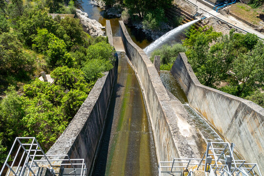 Hydroelectric dam spillway channel for renewable energy generation