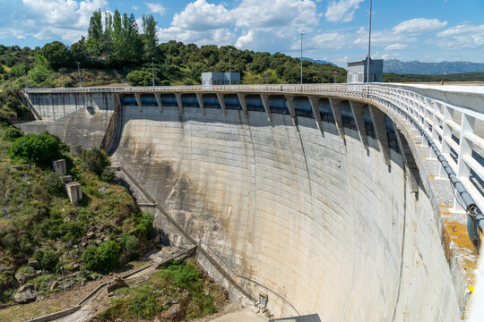 Large concrete dam for hydroelectric power generation