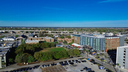 Obraz premium Parking areas and greenspace sit near Morrison Dr and Meeting St within Charleston Upper Peninsula corridor. Tree canopies, building facades, varied surface textures across, South Carolina