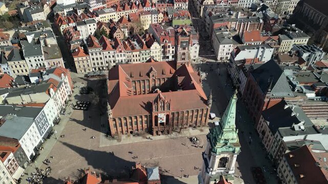 Toruń - Polska - ujęcia miasta z drona. Kościoły, ratusz, stare kamienice, panorama miasta