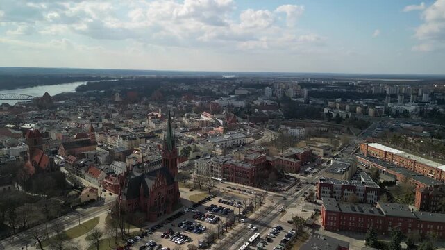Toruń - Polska - ujęcia miasta z drona. Kościoły, ratusz, stare kamienice, panorama miasta