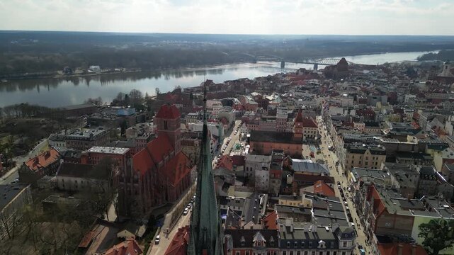 Toruń - Polska - ujęcia miasta z drona. Kościoły, ratusz, stare kamienice, panorama miasta