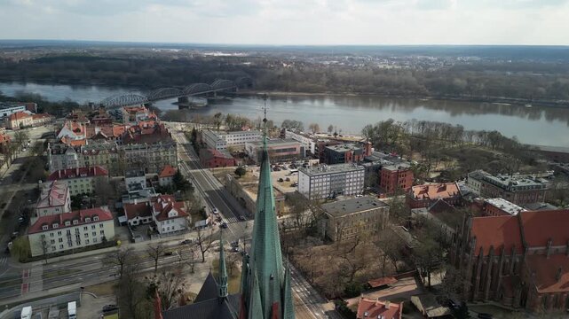 Toruń - Polska - ujęcia miasta z drona. Kościoły, ratusz, stare kamienice, panorama miasta
