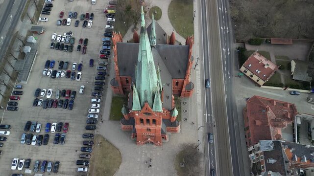 Toruń - Polska - ujęcia miasta z drona. Kościoły, ratusz, stare kamienice, panorama miasta