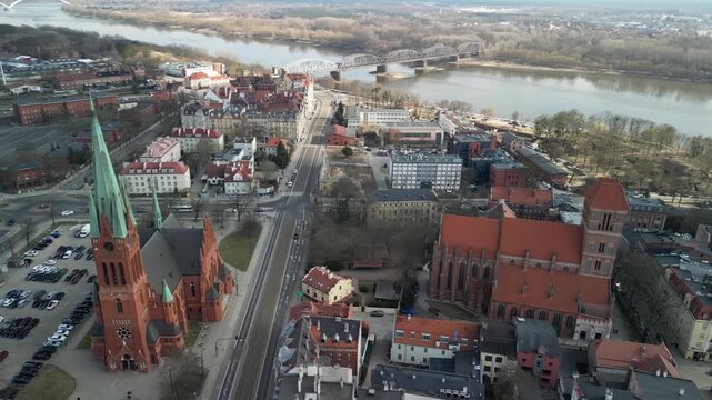 Toruń - Polska - ujęcia miasta z drona. Kościoły, ratusz, stare kamienice, panorama miasta