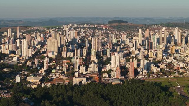 Vis&atilde;o panor&acirc;mica a&eacute;rea do centro de Chapec&oacute; num dia ensolarado. Drone. 4K. 70mm. 
