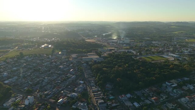 Parque das Palmeiras, Verd�o, BRF e EFAPI em Chapec�. P�r do Sol. Drone. 4K.
