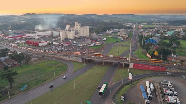 Tr&aacute;fego intenso no Elevado da Avenida Attilio Fontana com Leopoldo Sander em Chapec&oacute;. P&ocirc;r do Sol. 