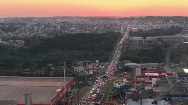 Tr&aacute;fego intenso na av. Attilio Fontana em Chapec&oacute;. P&ocirc;r do Sol. EFAPI. BRF. Drone. 4K.
