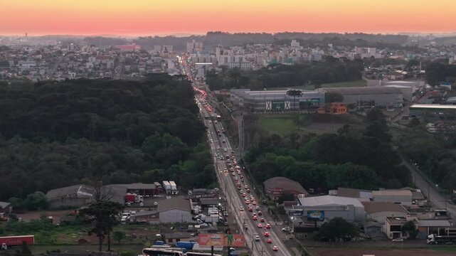 Tr&aacute;fego intenso na av. Attilio Fontana em Chapec&oacute;. P&ocirc;r do Sol. EFAPI. BRF. Drone. 4K.