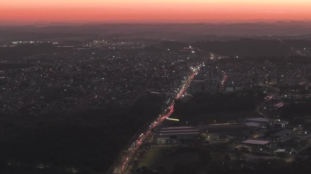 Vista a&eacute;rea do bairro EFAPI e da av. Attilio Fontana em Chapec&oacute;. P&ocirc;r do Sol. Drone. 4K.