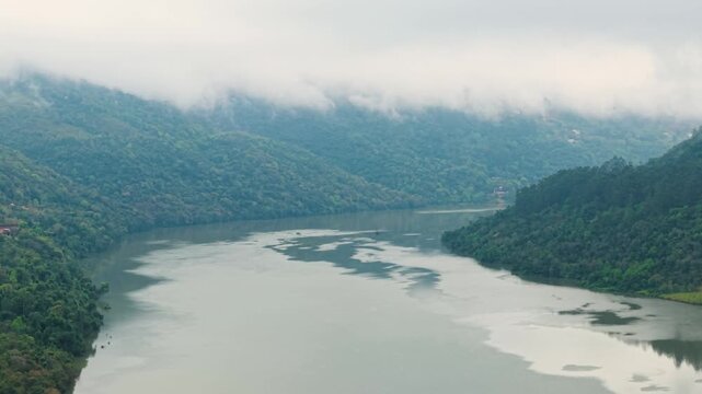 Rio Uruguai, florestas e nuvens. 4K. Drone.