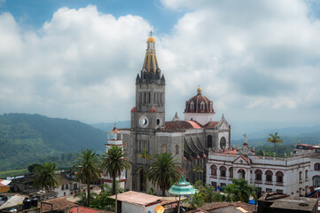 Obraz premium Cuetzalan, Puebla. View of San Francisco de Asis church and government palace on a beautiful day.