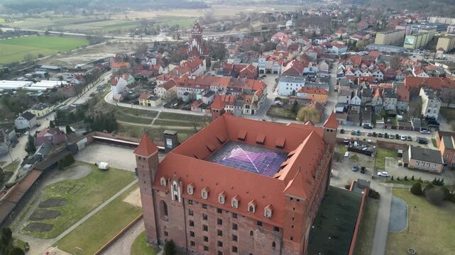 Gniew - Polska - stare miasto, zamek krzyżacki, kości&oacute;ł i rzeka Wisła. Film z drona