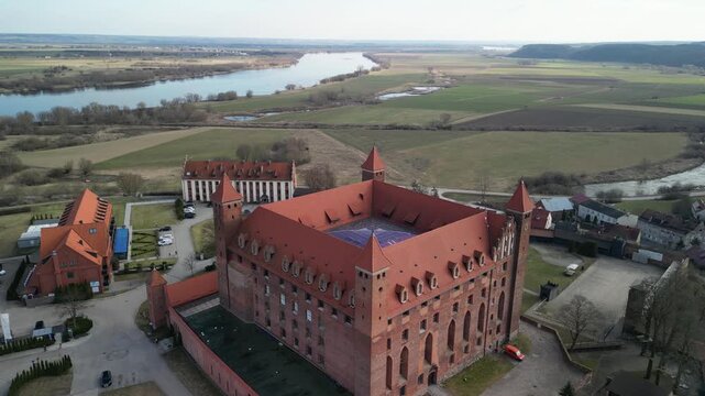 Gniew - Polska - stare miasto, zamek krzyżacki, kości&oacute;ł i rzeka Wisła. Film z drona