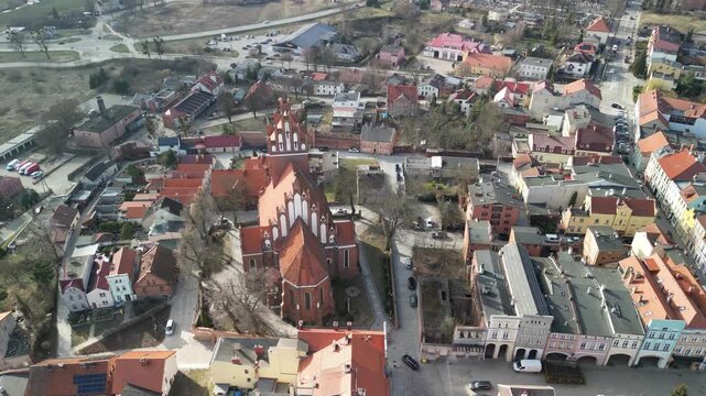 Gniew - Polska - stare miasto, zamek krzyżacki, kości&oacute;ł i rzeka Wisła. Film z drona