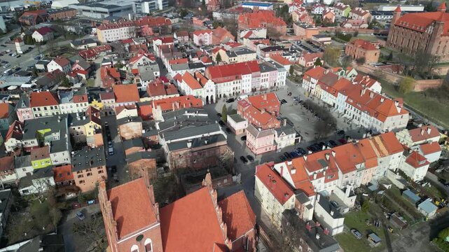Gniew - Polska - stare miasto, zamek krzyżacki, kości&oacute;ł i rzeka Wisła. Film z drona