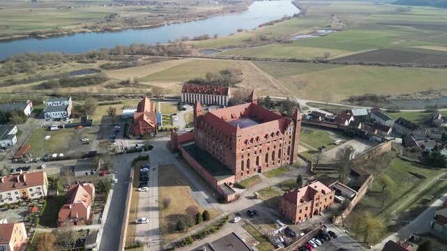 Gniew - Polska - stare miasto, zamek krzyżacki, kości&oacute;ł i rzeka Wisła. Film z drona