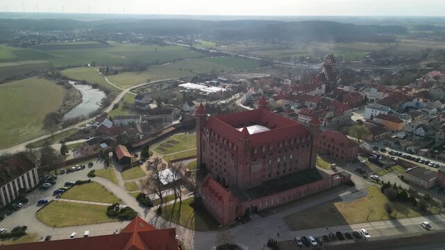 Gniew - Polska - stare miasto, zamek krzyżacki, kości&oacute;ł i rzeka Wisła. Film z drona