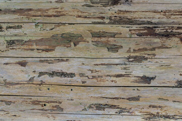 Stare drewniane deski z łuszczącą się farbą, rustykalne tło z przetarciami i spękaniami, tekstura postarzanego drewna. © Henryk Guziak