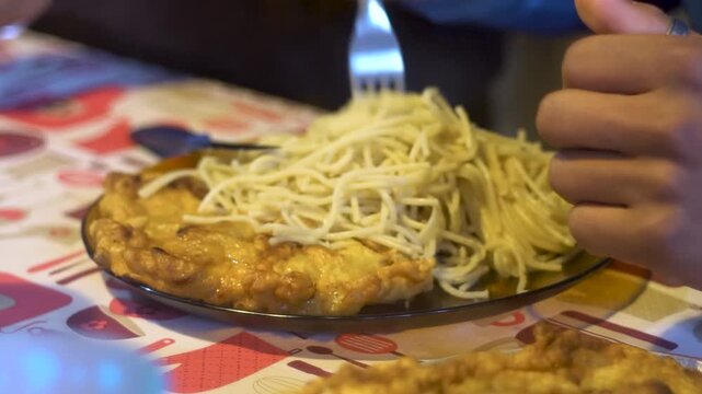 persona come fideos en Latinoam&eacute;rica