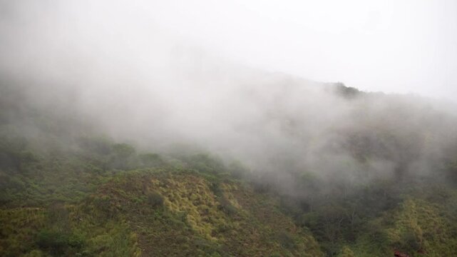 monta&ntilde;a con neblina
