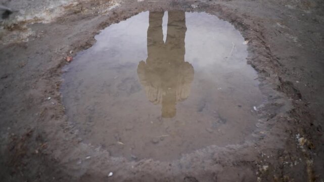 T&iacute;tulo: reflejo en el agua de una persona