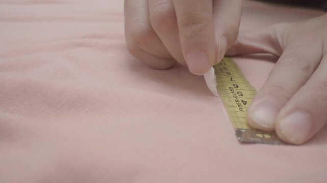 costurera midiendo tela