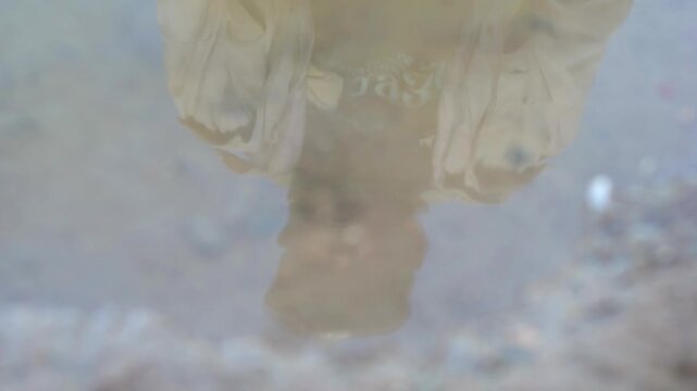 reflejo en el agua de una persona