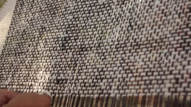 Mujer ind&iacute;gena argentina teje un poncho en telar con lana hecha a mano