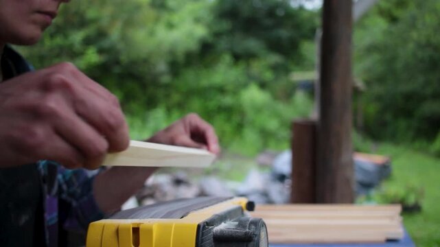 corta madera con herramienta