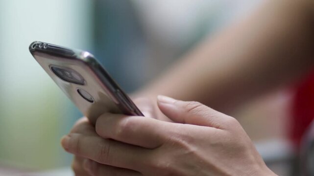 mujer con tel&eacute;fono m&oacute;vil