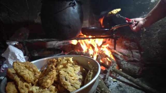 fritando escalopes o lampreados en brasas en parrilla